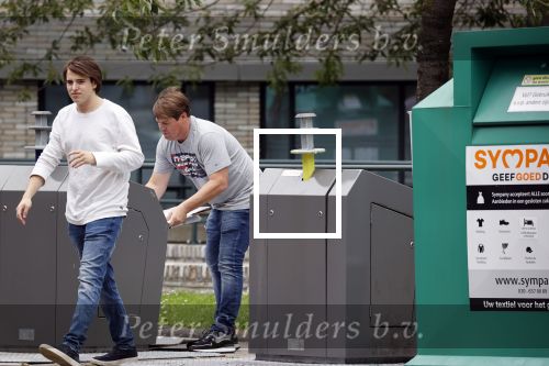 Amsterdam 15 jul 2021
Martijn Krabbe en zijn zoon Bickel brengen oud papier weg .