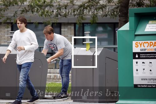 Amsterdam 15 jul 2021
Martijn Krabbe en zijn zoon Bickel brengen oud papier weg .