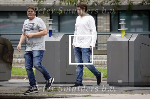 Amsterdam 15 jul 2021
Martijn Krabbe en zijn zoon Bickel brengen oud papier weg .