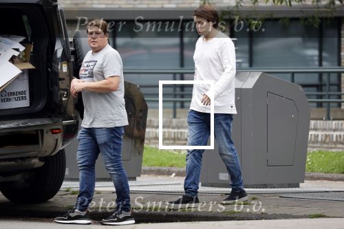 Amsterdam 15 jul 2021
Martijn Krabbe en zijn zoon Bickel brengen oud papier weg .