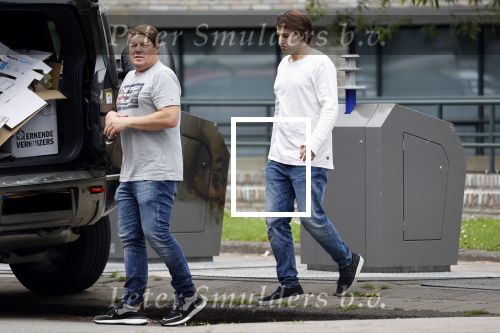 Amsterdam 15 jul 2021
Martijn Krabbe en zijn zoon Bickel brengen oud papier weg .
