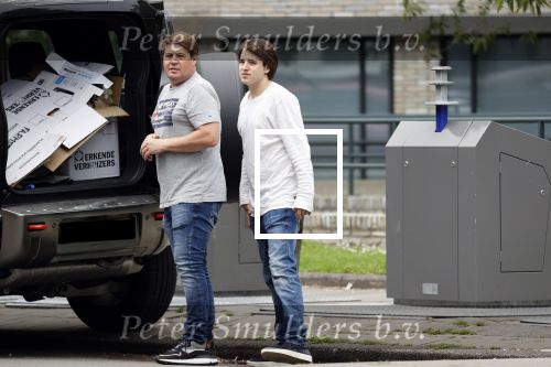 Amsterdam 15 jul 2021
Martijn Krabbe en zijn zoon Bickel brengen oud papier weg .