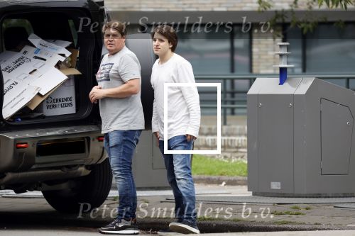 Amsterdam 15 jul 2021
Martijn Krabbe en zijn zoon Bickel brengen oud papier weg .