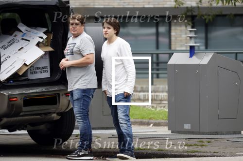 Amsterdam 15 jul 2021
Martijn Krabbe en zijn zoon Bickel brengen oud papier weg .