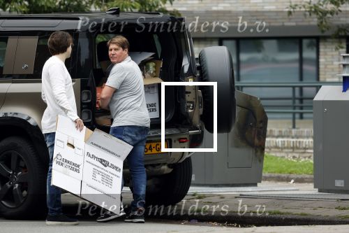 Amsterdam 15 jul 2021
Martijn Krabbe en zijn zoon Bickel brengen oud papier weg .