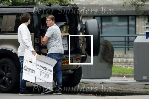 Amsterdam 15 jul 2021
Martijn Krabbe en zijn zoon Bickel brengen oud papier weg .