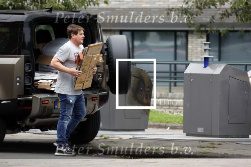 Amsterdam 15 jul 2021
Martijn Krabbe en zijn zoon Bickel brengen oud papier weg .