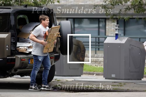 Amsterdam 15 jul 2021
Martijn Krabbe en zijn zoon Bickel brengen oud papier weg .