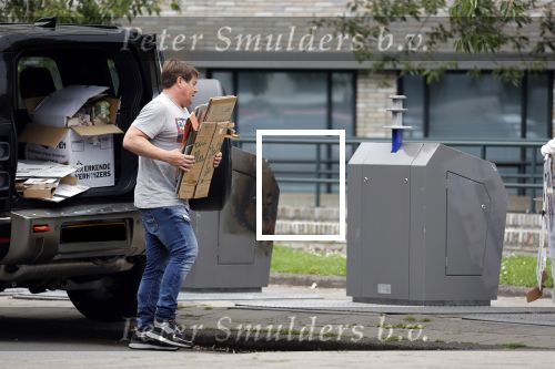 Amsterdam 15 jul 2021
Martijn Krabbe en zijn zoon Bickel brengen oud papier weg .