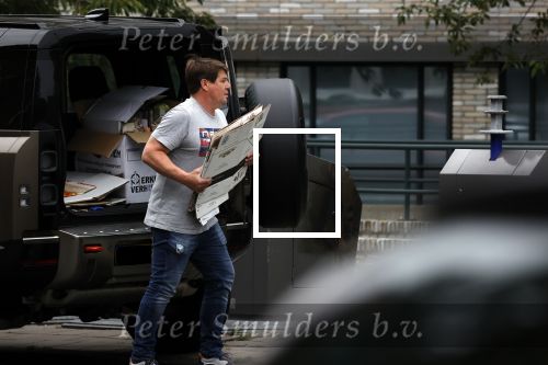 Amsterdam 15 jul 2021
Martijn Krabbe en zijn zoon Bickel brengen oud papier weg .