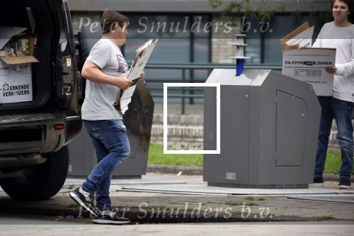 Amsterdam 15 jul 2021
Martijn Krabbe en zijn zoon Bickel brengen oud papier weg .