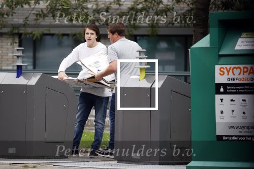 Amsterdam 15 jul 2021
Martijn Krabbe en zijn zoon Bickel brengen oud papier weg .