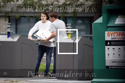 Amsterdam 15 jul 2021
Martijn Krabbe en zijn zoon Bickel brengen oud papier weg .