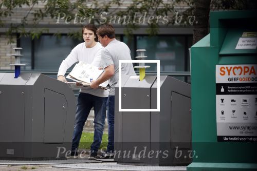 Amsterdam 15 jul 2021
Martijn Krabbe en zijn zoon Bickel brengen oud papier weg .