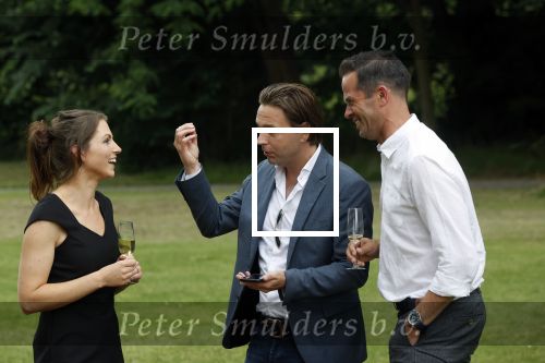 Zeist 8 juli 2021
Bas Nijhuis vraagt zijn vriendin Chantal ten huwelijk. Chantal kwam met een helicopter naar slot Zeist gevlogen. Wolter Kroes zong ze toe. Matthijs Albers