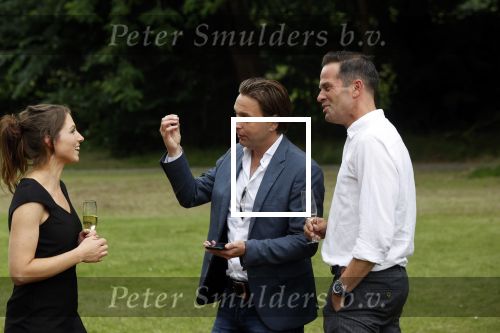Zeist 8 juli 2021
Bas Nijhuis vraagt zijn vriendin Chantal ten huwelijk. Chantal kwam met een helicopter naar slot Zeist gevlogen. Wolter Kroes zong ze toe. Matthijs Albers