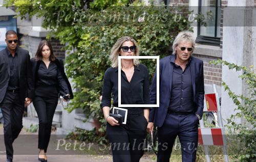 Amsterdam 22 juli 2021
Herdenkingsdienst van Peter R de Vries in Carre .
Matthijs v Nieuwkerk met zijn vriendin Martha Riemsma