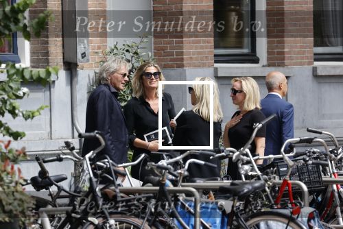 Amsterdam 22 juli 2021
Herdenkingsdienst van Peter R de Vries in Carre .
Matthijs v Nieuwkerk met zijn vriendin Martha Riemsma in gesprek met Eva Jinek en haar manager Kristien v Dillen