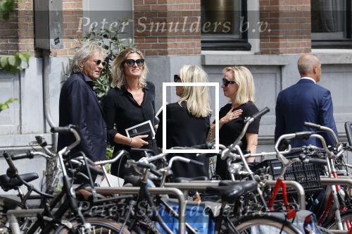 Amsterdam 22 juli 2021
Herdenkingsdienst van Peter R de Vries in Carre .
Matthijs v Nieuwkerk met zijn vriendin Martha Riemsma in gesprek met Eva Jinek en haar manager Kristien v Dillen