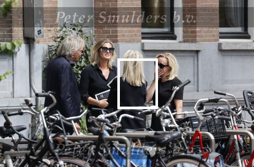 Amsterdam 22 juli 2021
Herdenkingsdienst van Peter R de Vries in Carre .
Matthijs v Nieuwkerk met zijn vriendin Martha Riemsma in gesprek met Eva Jinek en haar manager Kristien v Dillen