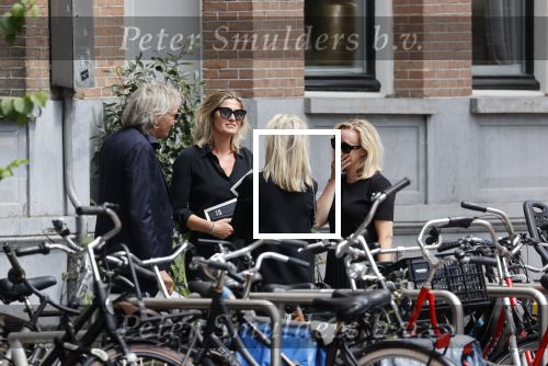 Amsterdam 22 juli 2021
Herdenkingsdienst van Peter R de Vries in Carre .
Matthijs v Nieuwkerk met zijn vriendin Martha Riemsma in gesprek met Eva Jinek en haar manager Kristien v Dillen