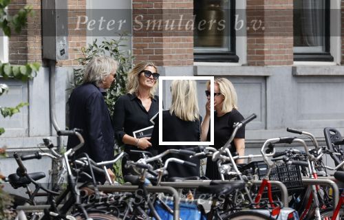 Amsterdam 22 juli 2021
Herdenkingsdienst van Peter R de Vries in Carre .
Matthijs v Nieuwkerk met zijn vriendin Martha Riemsma in gesprek met Eva Jinek en haar manager Kristien v Dillen