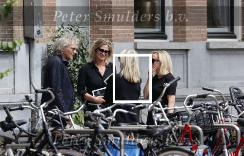 Amsterdam 22 juli 2021
Herdenkingsdienst van Peter R de Vries in Carre .
Matthijs v Nieuwkerk met zijn vriendin Martha Riemsma in gesprek met Eva Jinek en haar manager Kristien v Dillen