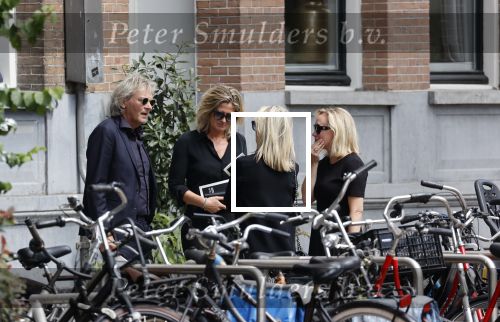 Amsterdam 22 juli 2021
Herdenkingsdienst van Peter R de Vries in Carre .
Matthijs v Nieuwkerk met zijn vriendin Martha Riemsma in gesprek met Eva Jinek en haar manager Kristien v Dillen