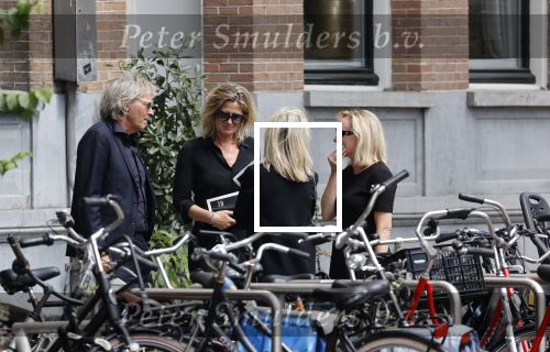 Amsterdam 22 juli 2021
Herdenkingsdienst van Peter R de Vries in Carre .
Matthijs v Nieuwkerk met zijn vriendin Martha Riemsma in gesprek met Eva Jinek en haar manager Kristien v Dillen