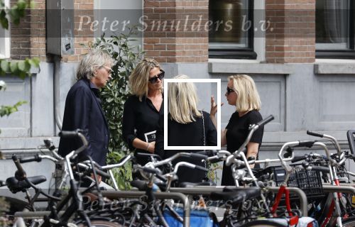 Amsterdam 22 juli 2021
Herdenkingsdienst van Peter R de Vries in Carre .
Matthijs v Nieuwkerk met zijn vriendin Martha Riemsma in gesprek met Eva Jinek en haar manager Kristien v Dillen