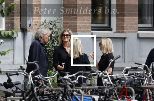 Amsterdam 22 juli 2021
Herdenkingsdienst van Peter R de Vries in Carre .
Matthijs v Nieuwkerk met zijn vriendin Martha Riemsma in gesprek met Eva Jinek en haar manager Kristien v Dillen