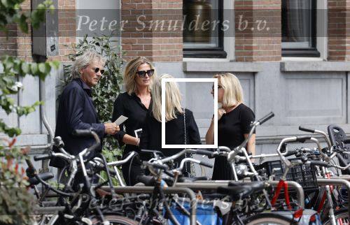 Amsterdam 22 juli 2021
Herdenkingsdienst van Peter R de Vries in Carre .
Matthijs v Nieuwkerk met zijn vriendin Martha Riemsma in gesprek met Eva Jinek en haar manager Kristien v Dillen