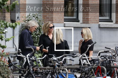 Amsterdam 22 juli 2021
Herdenkingsdienst van Peter R de Vries in Carre .
Matthijs v Nieuwkerk met zijn vriendin Martha Riemsma in gesprek met Eva Jinek en haar manager Kristien v Dillen