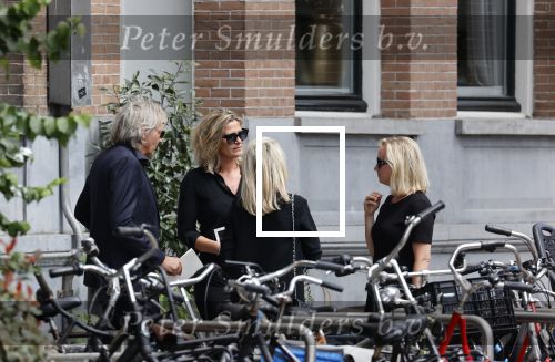 Amsterdam 22 juli 2021
Herdenkingsdienst van Peter R de Vries in Carre .
Matthijs v Nieuwkerk met zijn vriendin Martha Riemsma in gesprek met Eva Jinek en haar manager Kristien v Dillen