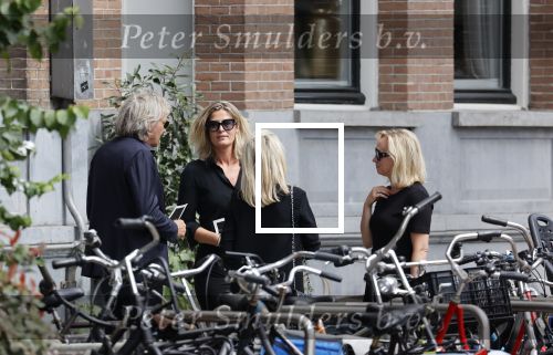 Amsterdam 22 juli 2021
Herdenkingsdienst van Peter R de Vries in Carre .
Matthijs v Nieuwkerk met zijn vriendin Martha Riemsma in gesprek met Eva Jinek en haar manager Kristien v Dillen
