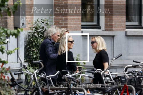 Amsterdam 22 juli 2021
Herdenkingsdienst van Peter R de Vries in Carre .
Matthijs v Nieuwkerk met zijn vriendin Martha Riemsma in gesprek met Eva Jinek en haar manager Kristien v Dillen