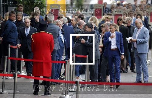 Amsterdam 22 juli 2021
Herdenkingsdienst van Peter R de Vries in Carre .
De moeder van Nicky Verstappen omhelst Dave Mattheijs, Officier van Justitie in de zaak Verstappen