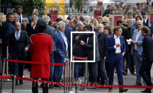 Amsterdam 22 juli 2021
Herdenkingsdienst van Peter R de Vries in Carre .
De moeder van Nicky Verstappen omhelst Dave Mattheijs, Officier van Justitie in de zaak Verstappen