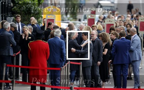 Amsterdam 22 juli 2021
Herdenkingsdienst van Peter R de Vries in Carre .
De moeder van Nicky Verstappen omhelst Dave Mattheijs, Officier van Justitie in de zaak Verstappen