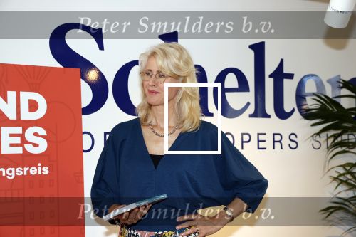 Amsterdam 8 juli 2021
Boekpresentatie Nicolette v Dam en Bas Smit bij boekhandel Scheltema. Mona Keijzer ontvangt het eerste boek .