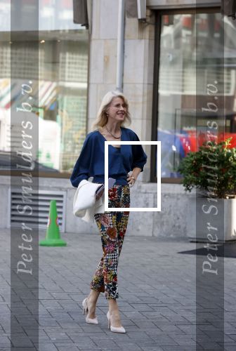 Amsterdam 8 juli 2021
Boekpresentatie Nicolette v Dam en Bas Smit bij boekhandel Scheltema. Mona Keijzer ontvangt het eerste boek .
