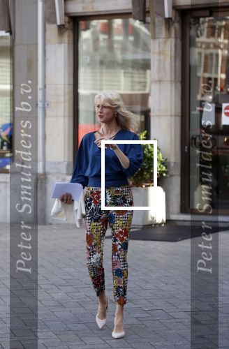 Amsterdam 8 juli 2021
Boekpresentatie Nicolette v Dam en Bas Smit bij boekhandel Scheltema. Mona Keijzer ontvangt het eerste boek .