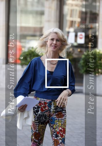 Amsterdam 8 juli 2021
Boekpresentatie Nicolette v Dam en Bas Smit bij boekhandel Scheltema. Mona Keijzer ontvangt het eerste boek .