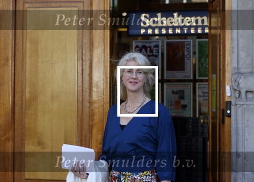 Amsterdam 8 juli 2021
Boekpresentatie Nicolette v Dam en Bas Smit bij boekhandel Scheltema. Mona Keijzer ontvangt het eerste boek .