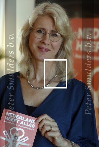 Amsterdam 8 juli 2021
Boekpresentatie Nicolette v Dam en Bas Smit bij boekhandel Scheltema. Mona Keijzer ontvangt het eerste boek .