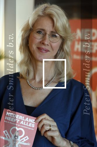 Amsterdam 8 juli 2021
Boekpresentatie Nicolette v Dam en Bas Smit bij boekhandel Scheltema. Mona Keijzer ontvangt het eerste boek .