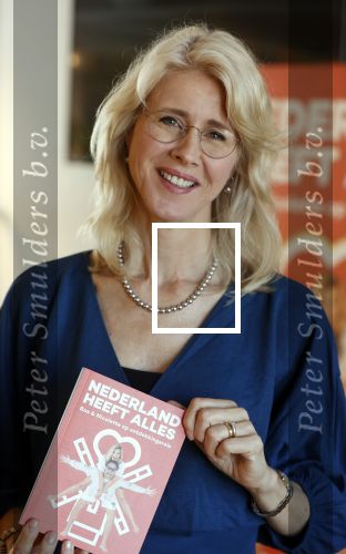 Amsterdam 8 juli 2021
Boekpresentatie Nicolette v Dam en Bas Smit bij boekhandel Scheltema. Mona Keijzer ontvangt het eerste boek .
