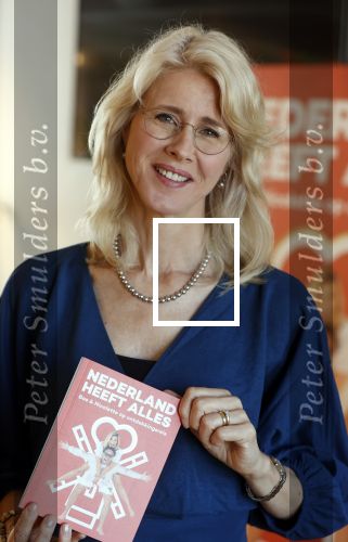 Amsterdam 8 juli 2021
Boekpresentatie Nicolette v Dam en Bas Smit bij boekhandel Scheltema. Mona Keijzer ontvangt het eerste boek .