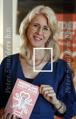 Amsterdam 8 juli 2021
Boekpresentatie Nicolette v Dam en Bas Smit bij boekhandel Scheltema. Mona Keijzer ontvangt het eerste boek .