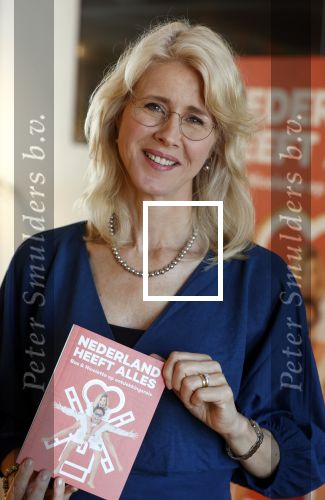 Amsterdam 8 juli 2021
Boekpresentatie Nicolette v Dam en Bas Smit bij boekhandel Scheltema. Mona Keijzer ontvangt het eerste boek .
